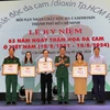 Thiếu tướng Nguyễn Hồng Sơn, Phó Chủ tịch Hội Nạn nhân chất độc da cam/dioxin Việt Nam tri ân các tập thể, cá có nhiều đóng góp tích cực. (Ảnh: Thanh Vũ/TTXVN)