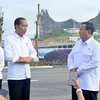 Tổng thống đắc cử Prabowo Subianto (phải) và Tổng thống Joko Widodo (giữa) ở trước Cung điện Garuda mới hoàn thành tại thủ đô mới Nusantara ngày 12/8. (Nguồn: thejakartapost)