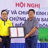 Đại diện tổ chức BUREAU VERITAS tại Việt Nam (phải) trao giấy chứng nhận BAP cho đơn vị đồng hành thực hiện dự án tại xã Biển Bạch Đông, huyện Thới Bình, tỉnh Cà Mau. (Ảnh: Huỳnh Anh/TTXVN)