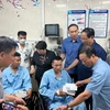 Phó Chủ tịch Quốc hội Trần Quang Phương cùng đoàn công tác đến thăm hỏi các nạn nhân vụ sập cầu Phong Châu đang điều trị tại Trung tâm Y tế huyện Tam Nông. (Ảnh: TTXVN phát)