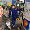 Mua bán xăng, dầu tại điểm kinh doanh xăng, dầu Petrolimex. (Ảnh: Trần Việt/TTXVN)