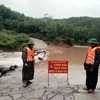 Lực lượng Đồn Biên phòng Ra Mai, huyện Minh Hóa, chốt chặn không cho người dân qua các ngầm tràn khi nước lũ dâng cao. (Ảnh: TTXVN phát)