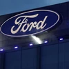 Biểu tượng hãng ô tô Ford tại trụ sở ở Dearborn, Michigan, Mỹ. (Ảnh: AFP/TTXVN)