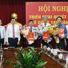 Bí thư Tỉnh ủy Đồng Nai Nguyễn Hồng Lĩnh; Chủ tịch UBND tỉnh Đồng Nai Võ Tấn Đức và lãnh đạo các cơ quan chúc mừng các đồng chí nhận quyết định về công tác cán bộ. (Nguồn: Báo Đồng Nai)