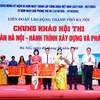 Ban tổ chức trao giải Đặc biệt cho đội thi Liên đoàn Lao động quận Tây Hồ tại cuộc tìm hiểu về Công đoàn và Thủ đô Hà Nội. (Ảnh: Nguyễn Cúc/TTXVN)