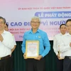 Ông Nguyễn Phước Lộc, Phó Bí thư Thành ủy Thành phố Hồ Chí Minh đón nhận ủng hộ Quỹ “Vì người nghèo” năm 2024 và trao thư cảm ơn các tập thể, cá nhân tại lễ phát động. (Ảnh Thanh Vũ/TTXVN)