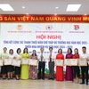 Các tập thể có thành tích xuất sắc trong công tác thanh thiếu niên Chữ thập đỏ trường học nhận khen thưởng. (Ảnh: Thanh Tùng/TTXVN)