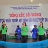 Tiết mục biểu diễn của các thành viên sau khi tham gia tập huấn bài chòi. (Ảnh: Đinh Hương/TTXVN)