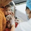 Nhân viên y tế tiêm vaccine cho trẻ tại trạm y tế xã. (Ảnh: Minh Quyết/TTXVN)