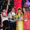 Thảo My (thứ 2 từ phải qua) là thí sinh đăng quang ngôi vị quán quân Giọng hát Việt mùa thứ 2. (Ảnh: BTC)