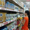 Sữa tăng giá khiến các bà nội trợ đau đầu. (Ảnh: PV/Vietnam+)