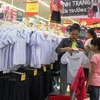 Các hệ thống siêu thị đã trưng bày các gian hàng phục vụ nhu cầu mua sắm cho năm học mới. (Ảnh: PV/Vietnam+)