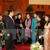 Thủ tướng Nguyễn Tấn Dũng gặp mặt các nữ đại biểu Quốc hội khóa XIII. (Ảnh: Đức Tám/TTXVN)
