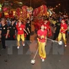 Lễ hội múa lân, rước đèn trên phố cổ Hà Nội. (Ảnh: TTXVN)