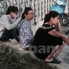 Công ty GMIE (Bắc Ninh) bất ngờ dừng hoạt động, công nhân tụ tập trước cửa công ty để chờ giải quyết các chính sách bảo hiểm. (Ảnh: PV/Vietnam+)