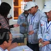 Lao động Việt Nam làm thủ tục quay trở lại làm việc tại Hàn Quốc. (Ảnh: PV/Vietnam+)