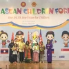 Trao giải cuộc thi vẽ tranh và sáng tác thông điệp về Tầm nhìn ASEAN 2025 tại lễ khai mạc Diễn đàn trẻ em ASEAN. (Ảnh: PV/Vietnam+)
