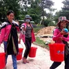 Phụ nữ tỉnh Gia Lai nhận các bộ dụng cụ vệ sinh miến phí. (Ảnh: UN Women)