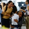 Gia đình anh Nguyễn Văn Xuân gặp sau 4 năm. Người nhà các thuyền viên ra đón từ trước khi máy bay hạ cánh 2 tiếng (Ảnh: Minh Chiến/Vietnam+