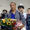 Anh Nguyễn Văn Hạ từ Somalia trở về trong vòng tay người thân tại sân bay Nội Bài. (Ảnh: Minh Chiến/Vietnam+)
