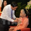 Trao tặng danh hiệu Bà mẹ Việt Nam Anh hùng cho Mẹ Nguyễn Thị Út. (Ảnh minh hoạ: Hoàng Ngà/TTXVN)