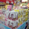 Những set quà tặng mỹ phẩm được bày bán tại siêu thị. (Ảnh: Quỳnh Chi/Vietnam+)