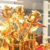 Các sản phẩm quà tặng mạ vàng hút khách dịp 8/3. (Ảnh: PV/Vietnam+)