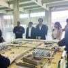 Bộ trưởng Đào Ngọc Dung thăm nơi làm việc của lao động Việt Nam tại Hàn Quốc. (Ảnh: Bộ Lao động-Thương binh và Xã hội)
