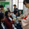 Học sinh Hà Nội được hướng dẫn cách uống trà của người Nhật. (Ảnh: Kim Ngân/Vietnam+)