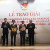 Bộ trưởng Bộ Lao động-Thương binh và Xã hội Đào Ngọc Dung trao giải cho các tác giải đoạt giải Nhất. (Ảnh: PV/Vietnam+)