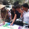 Hoạt động tư vấn về chăm sóc sức khỏe cho lao động di cư của tổ chức xã hội. (Ảnh: Hồng Kiều/Vietnam+)