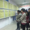 Thanh niên tìm việc tại trung tâm dịch vụ việc làm. (Ảnh: PV/Vietnam+)