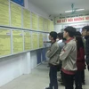Sinh viên tìm hiểu các thông tin tuyển dụng. (Ảnh: PV/Vietnam+)