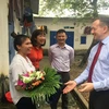 Đại sứ Pháp Bertrand Lortholary tặng hoa cho nữ công nhân tại Vĩnh Phúc. (Ảnh: Hồng Kiều/Vietnam+)