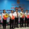 Trao quyết định về việc bổ nhiệm các chức danh Chánh tòa, Phó Chánh Tòa án Gia đình và Người chưa thành niên. (Nguồn: UNICEF)