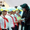 Tặng học bổng cho trẻ em nghèo. (Ảnh: PV/Vietnam+)