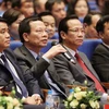 Quyền Bộ trưởng Bộ Thông tin và Truyền thông Nguyễn Mạnh Hùng trả lời câu hỏi về mạng xã hội. (Ảnh: TTXVN) 