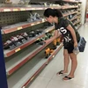 Không khí mua sắm tại siêu thị khá đìu hiu, vắng vẻ. (Ảnh: PV/Vietnam+)