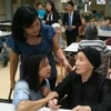 Ứng viên điều dưỡng Việt Nam làm quen với công việc tại trung tâm chăm sóc người cao tuổi của Nhật Bản. (Ảnh minh họa: Dolab.gov.vn)
