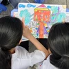 Trẻ em tham gia vào sáng tác tranh với thông điệp ngăn chặn lao động trẻ em. (Ảnh: PV/Vietnam+)