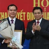 Ông Nguyễn Đình Khang nhận Quyết định của Bộ Chính trị về công tác cán bộ tại Tổng Liên đoàn Lao động Việt Nam. (Ảnh: Dương Giang/TXXVN)