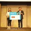 Đại diện báo VietnamPlus trao giải Global Media cho công ty Better Life. (Ảnh: AVING News)