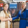 Bà Rana Flowers, Đại diện UNICEF Việt Nam bắt tay bà Josephin Galla Giám đốc điều hành SAP Việt Nam khi công bố quan hệ hợp tác. (Nguồn: UNICEF)