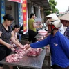 Thị lợn tăng giá mạnh khiến cả người mua và người bán gặp nhiều khó khăn. (Ảnh: TTXVN)