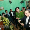 Đại tướng Tô Lâm, Bộ trưởng Bộ Công an thắp hương chia buồn sự mất mát của thân nhân Thượng tá Nguyễn Huy Thịnh. (Ảnh: Doãn Tấn/TTXVN)