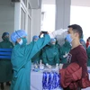 Kiểm tra, cách ly lao động người Trung Quốc để phòng chống bệnh do virus nCoV gây ra. (Ảnh: TTXVN)