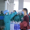 Kiểm tra, cách ly lao động người Trung Quốc để phòng chống bệnh do virus COVID-19 gây ra. (Ảnh: TTXVN)