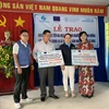 Trao khoản hỗ trợ tiền mặt cho đại điện huyện Trần Văn Thời, tỉnh Cà Mau. (Ảnh: PV/Vietnam+)