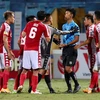 Cầu thủ TP.HCM phản ứng trọng tài vì quyết định cho Hà Nội FC hưởng phạt đền. (Ảnh: Huệ Thu/Vietnam+) 