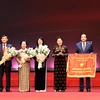 Chủ tịch Quốc hội Nguyễn Thị Kim Ngân trao danh hiệu Anh hùng Lao động thời kỳ đổi mới cho Quỹ Bảo trợ trẻ em Việt Nam. (Ảnh: Trọng Đức/TTXVN)